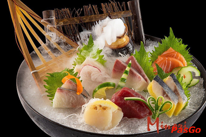 Sashimi là một gợi ý vô cùng tuyệt vời cho quý khách hàng để giảm nhiệt độ cơ thể với sashimi cá hồi, cá ngừ, cá trích, cá bơn, bạch tuộc... xếp trên đá bào siêu mềm mịn mát và mọng