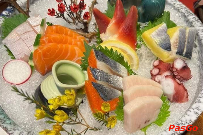 Sashimi là một gợi ý vô cùng tuyệt vời cho quý khách hàng để giảm nhiệt độ cơ thể với sashimi cá hồi, cá ngừ, cá trích, cá bơn, bạch tuộc... xếp trên đá bào siêu mềm mịn mát và mọng