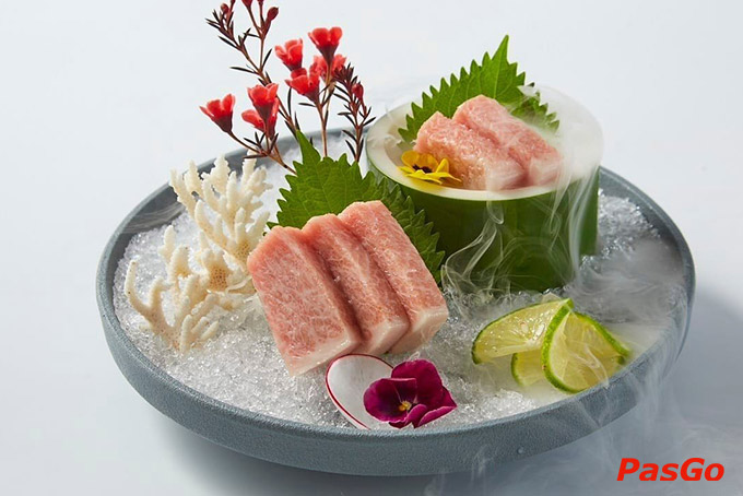 Hương vị chuẩn vị Nhật do chính tay Bếp trưởng người Nhật - Yuki Take Yasuhito (người đã có hơn 25 năm kinh nghiệm đứng bếp) trực tiếp chế biến