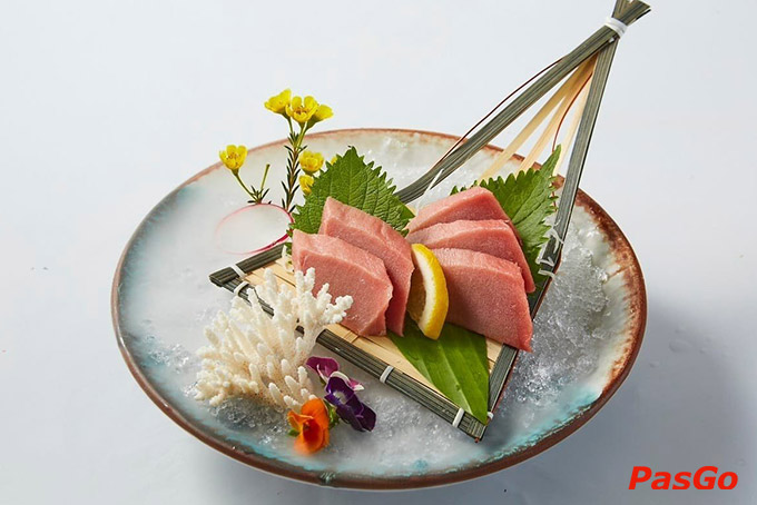 Hương vị chuẩn vị Nhật do chính tay Bếp trưởng người Nhật - Yuki Take Yasuhito (người đã có hơn 25 năm kinh nghiệm đứng bếp) trực tiếp chế biến