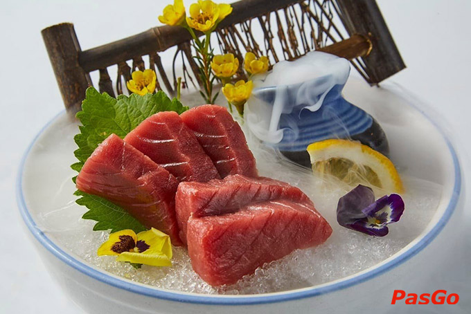 Hương vị chuẩn vị Nhật do chính tay Bếp trưởng người Nhật - Yuki Take Yasuhito (người đã có hơn 25 năm kinh nghiệm đứng bếp) trực tiếp chế biến