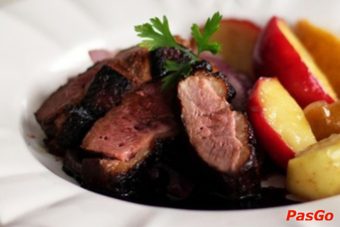 Menu đồ uống đa dạng: Cocktail, mocktail pha chế trực tiếp tại quầy bar hoặc những chai beer độc nhất vô nhị chỉ xuất hiện trên Mr. Lucky Club