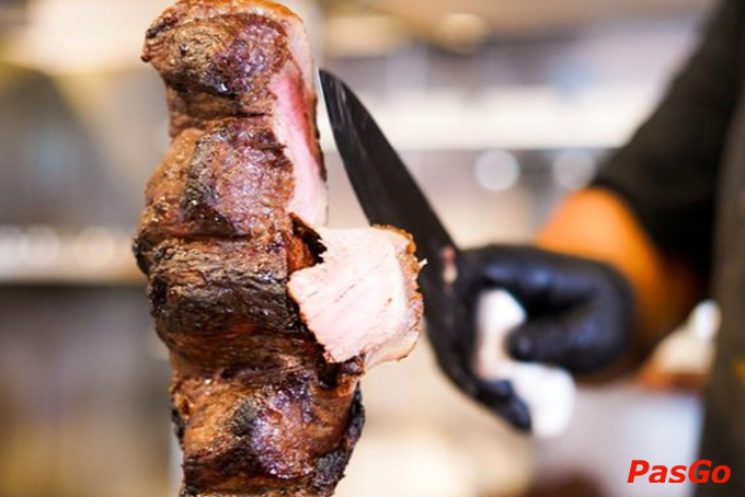 Menu đồ uống đa dạng: Cocktail, mocktail pha chế trực tiếp tại quầy bar hoặc những chai beer độc nhất vô nhị chỉ xuất hiện trên Mr. Lucky Club