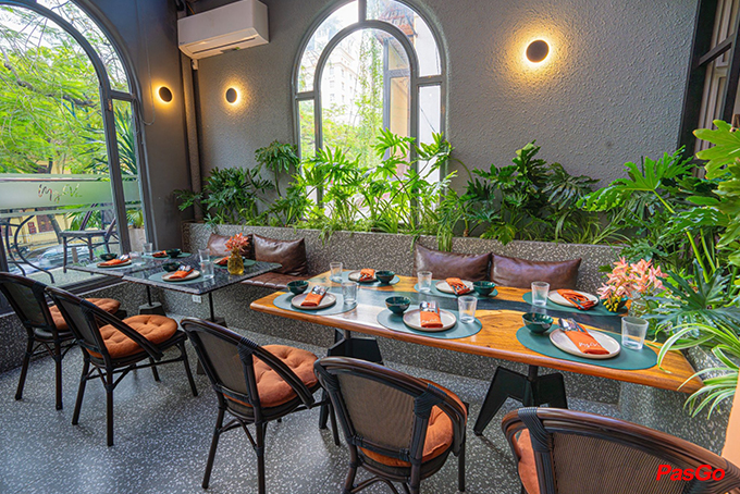 Không gian 3 tầng rỗng rãi, khu không gian mở tràn ngập cây xanh, mang đến sự thoải mái và dễ chịu