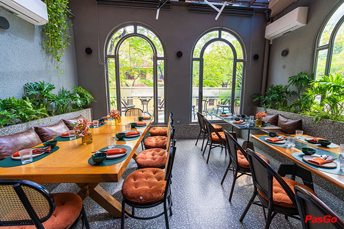 Không gian 3 tầng rỗng rãi, khu không gian mở tràn ngập cây xanh, mang đến sự thoải mái và dễ chịu