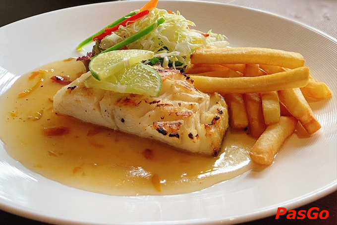 Thưởng thức món Âu phong cách Indochine với đa dạng nước sốt, phong phú hương vị cũng là một cách tận hưởng những cảm xúc ngọt ngào của cuộc sống