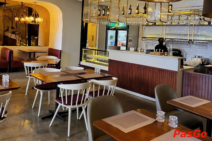 rong không gian 48 BISTRO đậm chất Bistro Pháp, chậm rãi nhấp từng ngụm vang ấm nồng