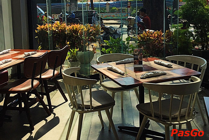 rong không gian 48 BISTRO đậm chất Bistro Pháp, chậm rãi nhấp từng ngụm vang ấm nồng