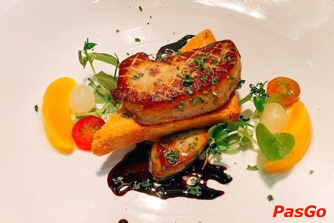 Menu mang đậm dấu ấn của hai nền ẩm thực phương Đông và phương Tây hòa quyện