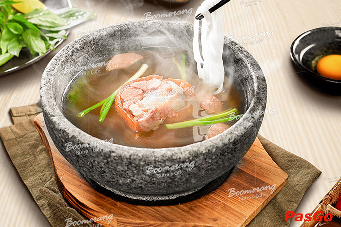 Mỗi món ăn thức uống, không chỉ được chế biến khéo léo qua đôi bàn tay bếp trưởng với nguồn nguyên liệu thượng hạng, mà còn được chuẩn bị cẩn thận và trình bày đẹp mắt