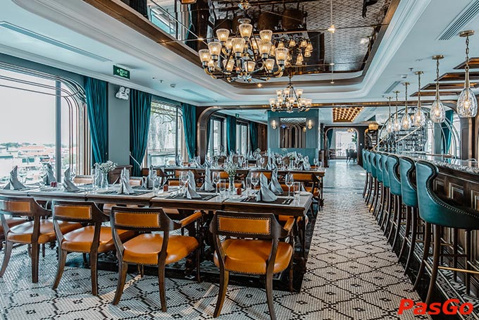 Nhà hàng Âu Olivine tại tầng 11, Khách sạn Peridot Grand Luxury Boutique Hotel với những ô cửa kính lớn lung linh, vô cùng sang trọng nhưng không kém phần ấm cúng lãng mạn.