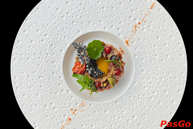 Tại nhà hàng Olivine, các đầu bếp tài hoa đã dành rất nhiều tâm huyết để biến mỗi món ăn thành một tác phẩm nghệ thuật ẩn chứa những câu chuyện ẩm thực thú vị