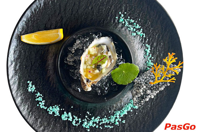 Bếp trưởng với nhiều năm kinh nghiệm trong lên thực đơn món Âu cùng đội ngũ phục vụ chuyên nghiệp