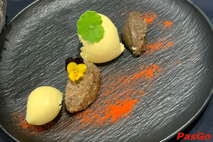 Bếp trưởng với nhiều năm kinh nghiệm trong lên thực đơn món Âu cùng đội ngũ phục vụ chuyên nghiệp