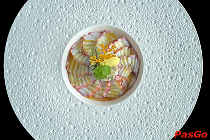 Bếp trưởng với nhiều năm kinh nghiệm trong lên thực đơn món Âu cùng đội ngũ phục vụ chuyên nghiệp