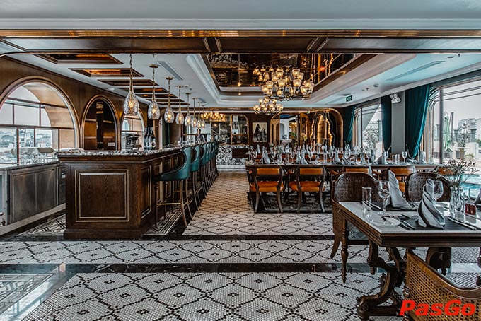 Nhà hàng Âu Olivine tại tầng 11, Khách sạn Peridot Grand Luxury Boutique Hotel với những ô cửa kính lớn lung linh, vô cùng sang trọng nhưng không kém phần ấm cúng lãng mạn.