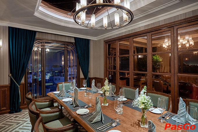 Tại nhà hàng Olivine Đường Thành bạn có thể yên tâm và thoải mái mời bạn bè thưởng thức tiệc Âu ngay tại không gian gia đình để đảm bảo riêng tư mà vẫn sang trọng và ấm cúng