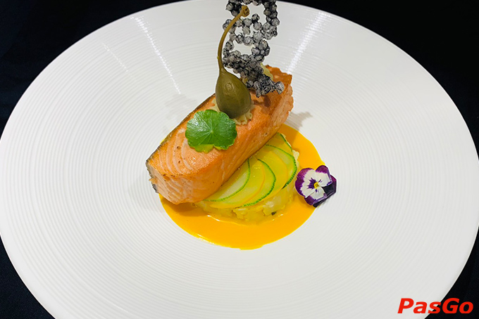 Thực khách sẽ không khỏi trầm trồ với thực đơn toàn các món Âu trứ danh chế biến từ những nguyên liệu thượng hạng