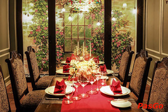 Bàn tiệc lung linh lãng mạn dưới ánh nến và bên những ly vang nồng nàn