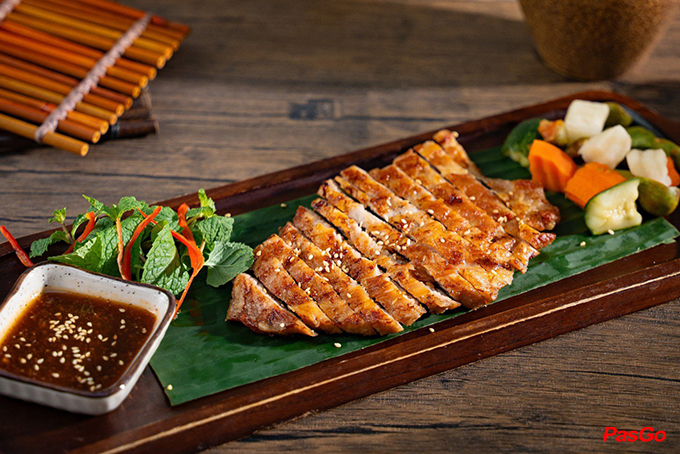 Gà ri nướng củi kèm xôi, da vàng óng ả, thịt thơm mọng nước đến Zee Zee nhất định không thể bỏ qua