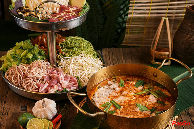  Ngoài thực đơn chuyên GÀ TƯƠI, Zee Zee còn phục vụ bạn các món khác như Salad và Súp cá hồi hữu cơ, Món Mực chiên chấm sốt Cocktai  tròn vị