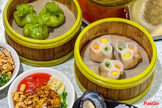 Nói đến ẩm thực Trung Hoa là phải nói đến Dimsum. Món ăn có hình dạng nhỏ bé nhưng mang nhiều màu sắc rực rỡ bên ngoài và chứa đựng phần thịt thơm ngon, quyến rũ bên trong