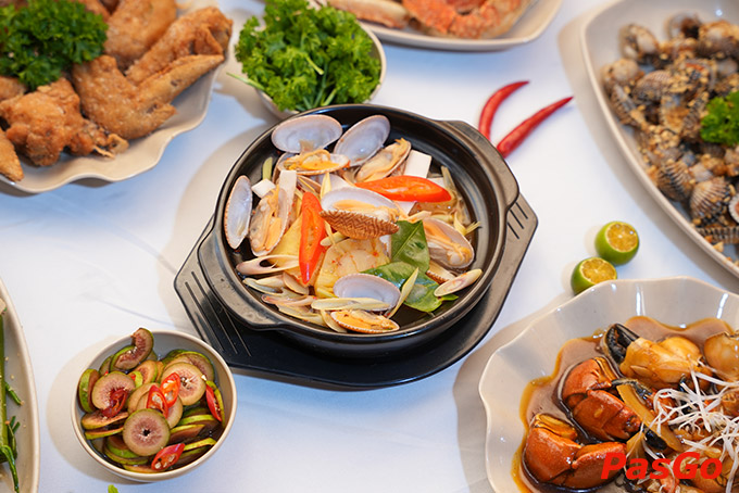 Bên cạnh ốc nhà hàng còn nhiều món hải sản hấp dẫn khác