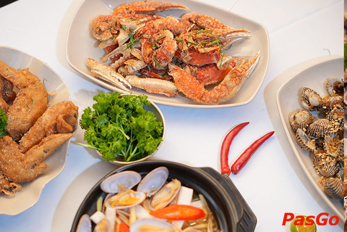 Bên cạnh ốc nhà hàng còn nhiều món hải sản hấp dẫn khác
