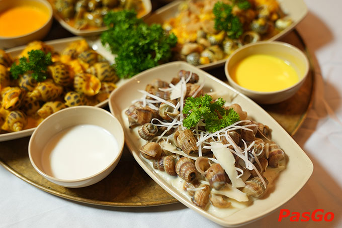 Bên cạnh ốc nhà hàng còn nhiều món hải sản hấp dẫn khác