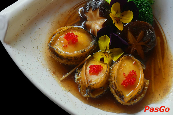 Menu tại Okku SaiGon rất đa dạng, từ những món ăn đặc trưng của Nhật Bản như sushi, sashimi, udon, ramen, tempura, và nhiều món khác đến các món ăn phương Tây, món Việt được cập nhật liên tục theo mùa