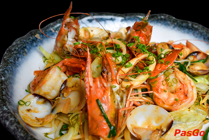 Menu tại Okku SaiGon rất đa dạng, từ những món ăn đặc trưng của Nhật Bản như sushi, sashimi, udon, ramen, tempura, và nhiều món khác đến các món ăn phương Tây, món Việt được cập nhật liên tục theo mùa