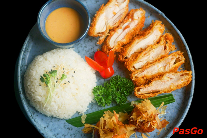 Menu tại Okku SaiGon rất đa dạng, từ những món ăn đặc trưng của Nhật Bản như sushi, sashimi, udon, ramen, tempura, và nhiều món khác đến các món ăn phương Tây, món Việt được cập nhật liên tục theo mùa