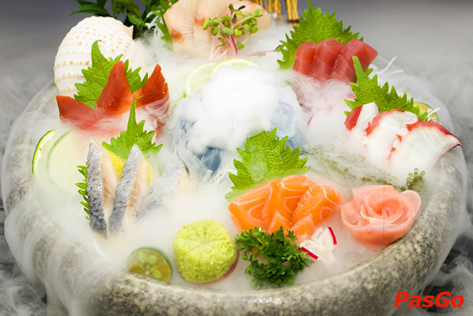 Sashimi tươi mát và cuộn Sushi đầy sắc màu sẽ đem đến cho bạn cảm giác như đang thưởng thức ẩm thực tại đất nước hoa anh đào