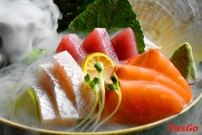 Sashimi tươi mát và cuộn Sushi đầy sắc màu sẽ đem đến cho bạn cảm giác như đang thưởng thức ẩm thực tại đất nước hoa anh đào