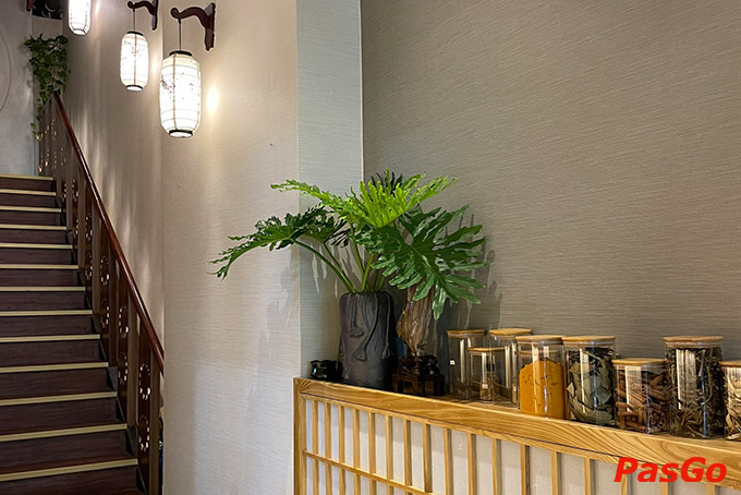 Ánh sáng được sử dụng tại Om Tara Vegan không phải là những chùm sáng mạnh được thiết kế dày, dàn trải mà được nhấn nhá tinh tế trên từng chi tiết, từng góc cạnh, từng căn phòng tạo nên một cảnh sắc dịu nhẹ, vừa bắt mắt lại vừa hài hòa