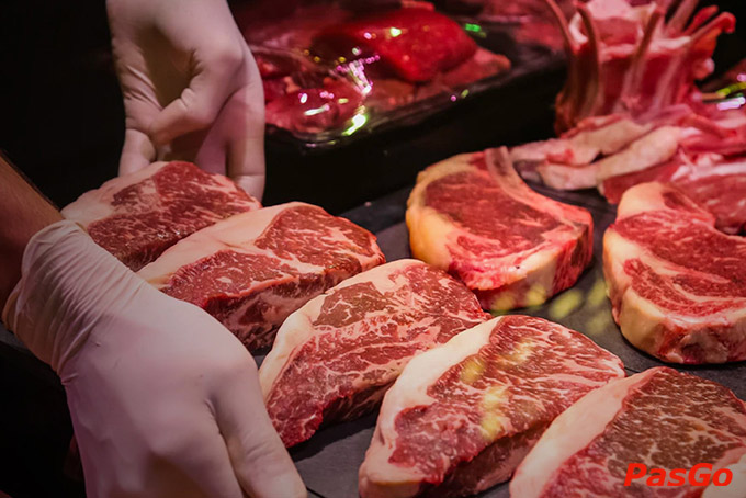 Miếng thịt được tẩm ướp khéo, thấm sốt đậm đà mà vẫn không hề mất đi độ tươi ngon và vị ngọt tự nhiên của nguyên liệu