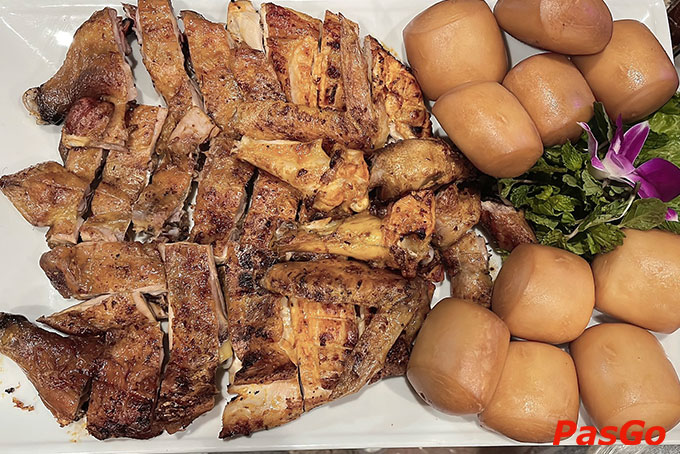 Mỗi món ăn đều được thực hiện dưới đôi bàn tay tài hoa của những người đầu bếp chuyên nghiệp