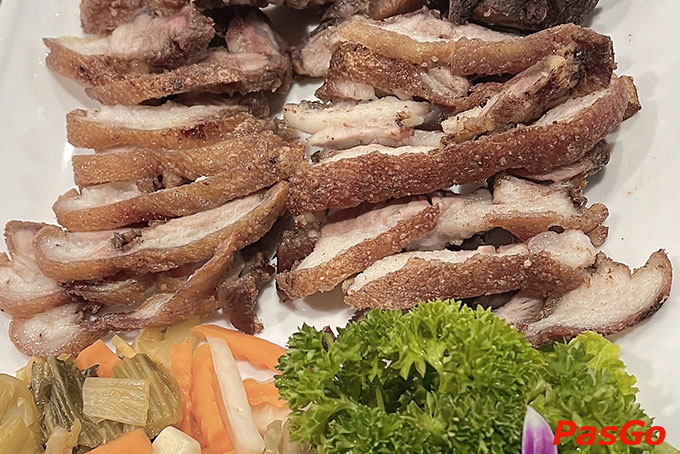 Mỗi món ăn đều được thực hiện dưới đôi bàn tay tài hoa của những người đầu bếp chuyên nghiệp