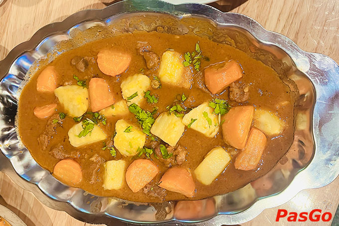 Mỗi món ăn đều được thực hiện dưới đôi bàn tay tài hoa của những người đầu bếp chuyên nghiệp