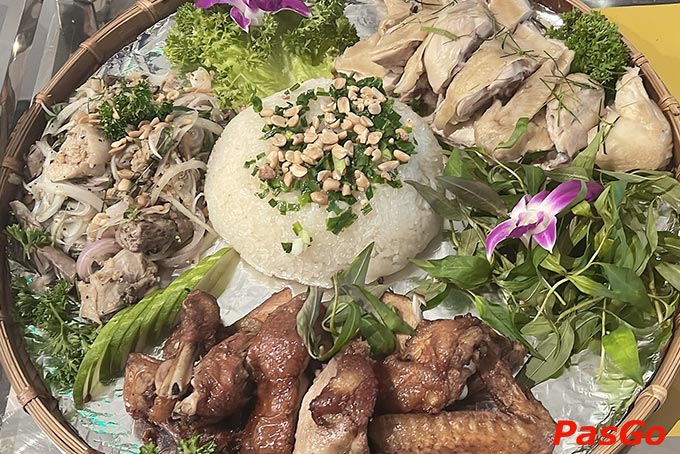 Nguyên liệu đầu vào được tuyển chọn hết sức khắt khe, tươi ngon để đảm bảo hương vị cho món ăn