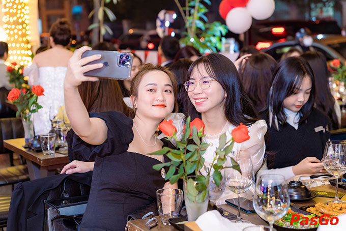 Với sức chứa lên tới 200 khách, nhà hàng Phỉnh Garden Nguyễn Thị Thập là địa điểm lý tưởng để tụ tập với bạn bè, đồng nghiệp hay tổ chức tiệc gia đình.