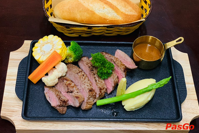 Bít tết của Phố Quán sử dụng phần thịt tươi và ngon nhất, tẩm ướp các loại gia vị đặc trưng