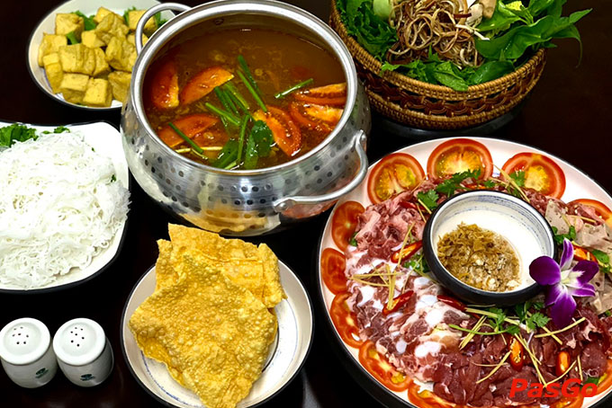 Những chất liệu tươi ngon và hương vị tinh tế hòa quyện trong những nồi lẩu đa dạng, mang đến cho bạn một trải nghiệm ẩm thực đậm đà và thú vị