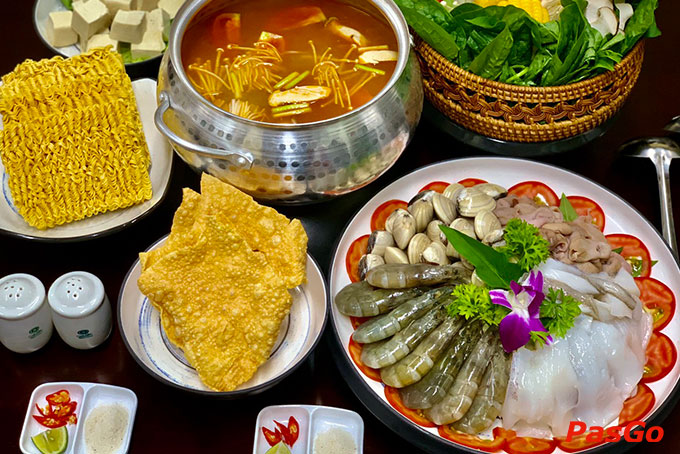 Những chất liệu tươi ngon và hương vị tinh tế hòa quyện trong những nồi lẩu đa dạng, mang đến cho bạn một trải nghiệm ẩm thực đậm đà và thú vị