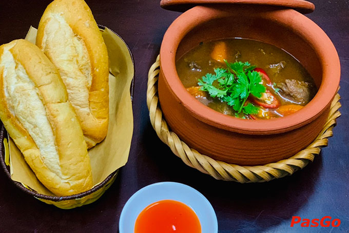 Món ăn của Phố Quán Hàng Bún là sự hoà trộn giữa nguyên liệu tươi ngon, gia vị độc đáo dưới bàn tay chế biến khéo léo của các đầu bếp tài hoa