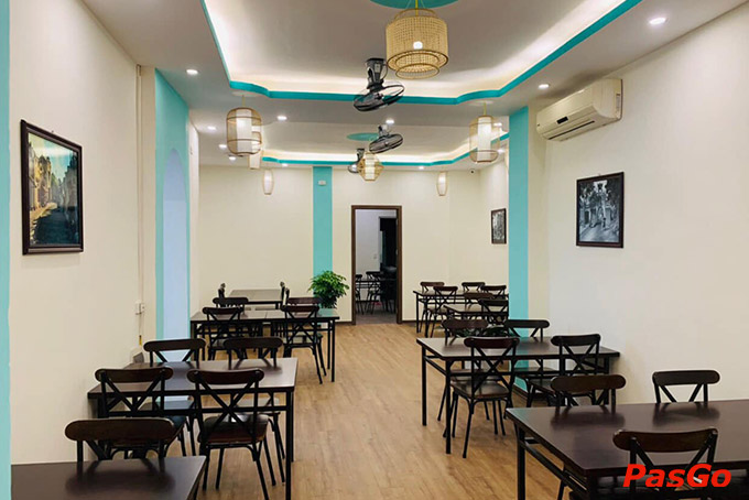 Không gian nhà hàng được thiết kế hiện đại nhưng không kém phần ấm cúng