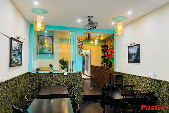 Không gian nhà hàng được thiết kế hiện đại nhưng không kém phần ấm cúng