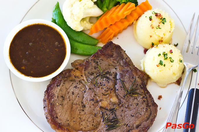 Bít tết của Phố Quán sử dụng phần thịt tươi và ngon nhất, tẩm ướp các loại gia vị đặc trưng