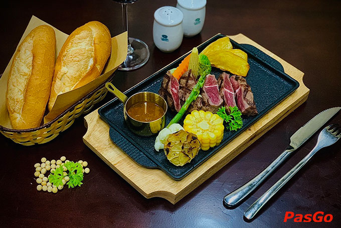 Bít tết của Phố Quán sử dụng phần thịt tươi và ngon nhất, tẩm ướp các loại gia vị đặc trưng