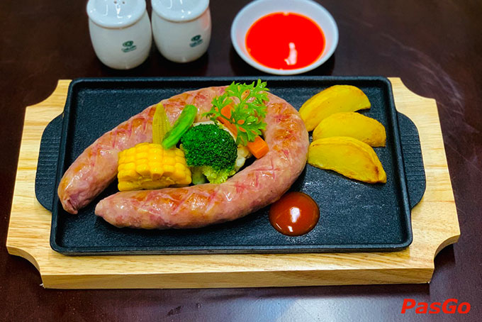 Món ăn được chế biến từ những nguyên liệu tươi ngon, đảm bảo sức khỏe của khách hàng